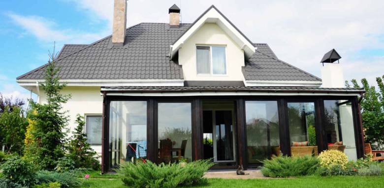 Construire une véranda bioclimatique pour agrandir votre intérieur