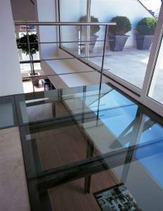 Le plancher de verre pour l’aménagement de souplex (photo : Pinterest)