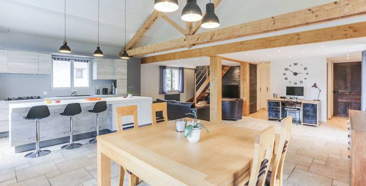 Rénovation ferme façon loft avec poutres et solives en rénovation chêne clair lasure incolore