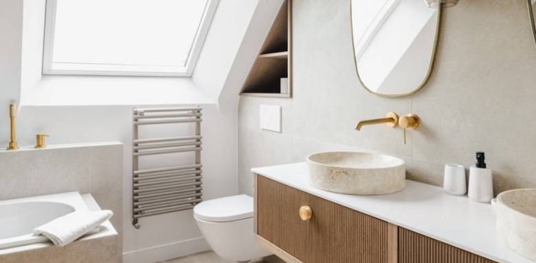 Salle de bain lumineuse et bien aménagée