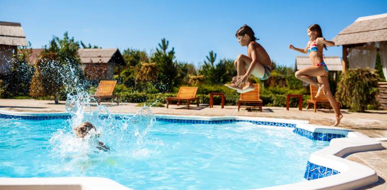 Piscine coque ou béton ? Faire le bon choix en Occitanie