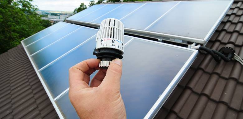 Installer des panneaux solaires pour se chauffer.