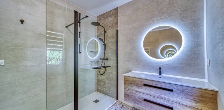 Eclairer les miroirs, c'est primordial dans la salle de bain