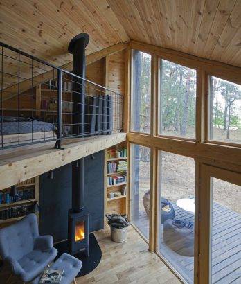 Intérieur maison écologique avec poêle à bois et grandes baies vitrées - Hyères 83