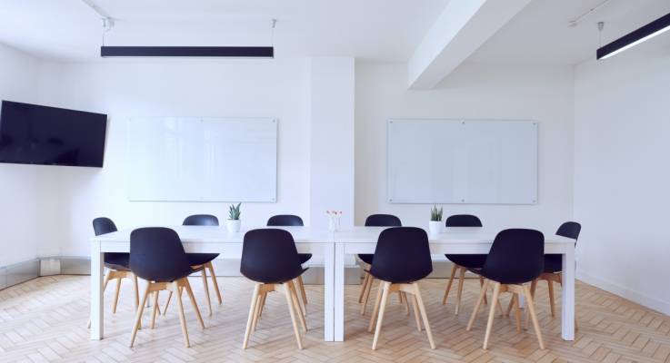 Salle de réunion lumineuse pour cette société du Chesnay