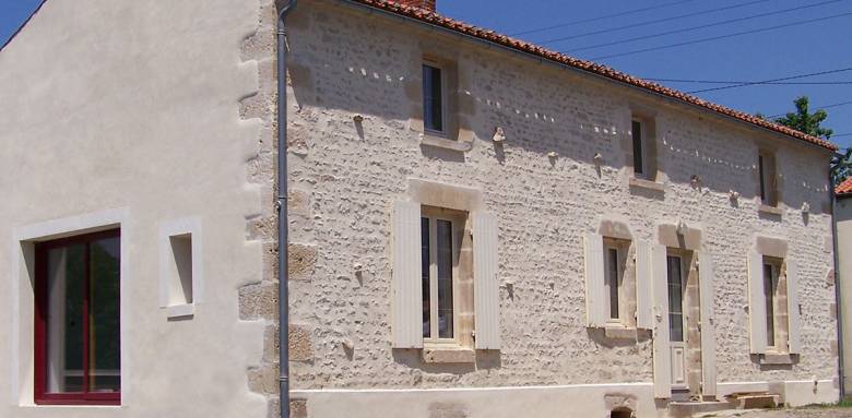 Façade en pierre rénovée