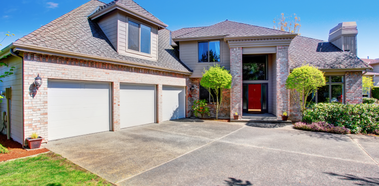 Garage moderne récemment construit avec des matériaux écologiques