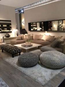 Disposition de divers poufs pour un espace cocooning