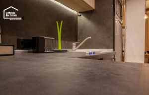 Plan de travail ajustable cuisine fonce en marbre