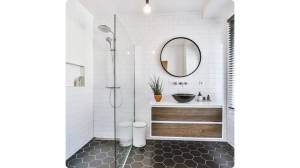 Comment le mobilier suspendu et les WC encastrés permettent-ils d'agrandir visuellement une salle de bain ? le Mesnil-Robert 14380