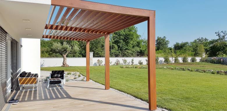 Aménagement d'une terrasse couverte avec pergola en bois - Bourg-en-Bresse 01