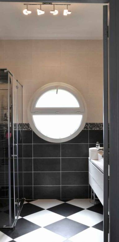 Fenêtre oeil de boeuf ouverture latérale dans une SDB