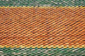 La rénovation de toiture doit être effectuée par un artisan spécialisé.