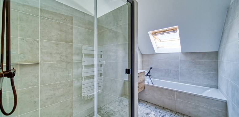 une baignoire bien adaptée à une salle de bain dans les combles