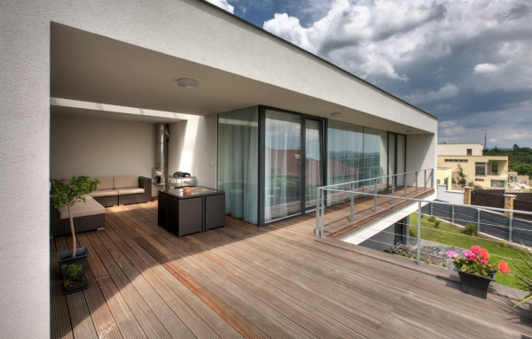 Comment bien aménager une terrasse suspendue 