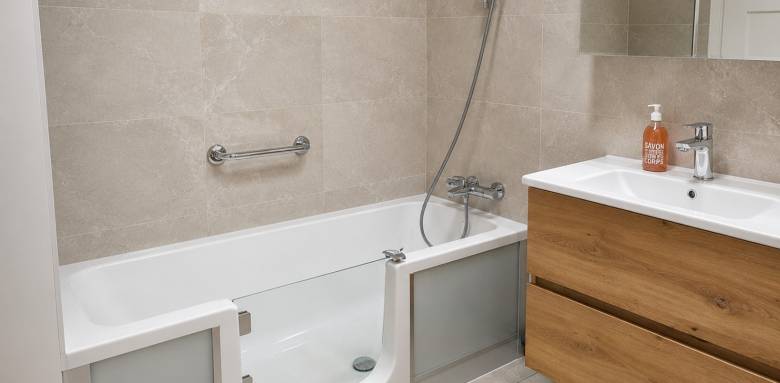 Baignoire à porte pour salle de bain PMR
