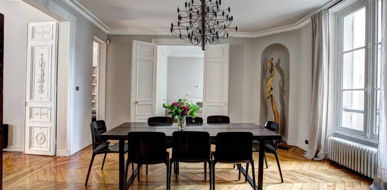 Parquet et moulures pour cette majestueuse salle à manger parisienne - 75016