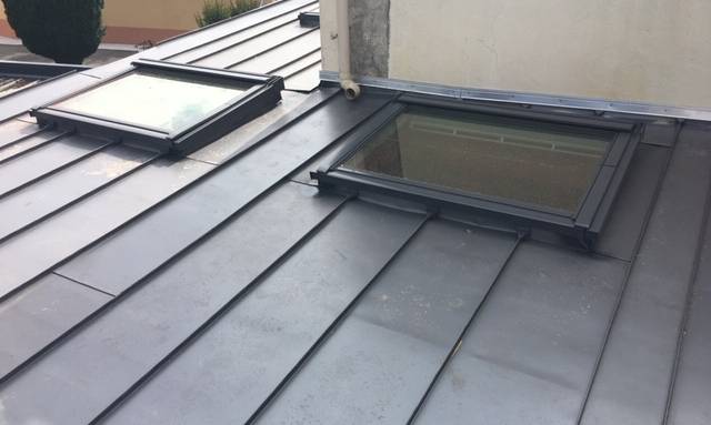 Toiture bac acier en extension avec puits de lumière type Vélux - Nantes 44