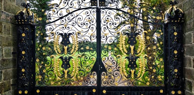 POrtail deux battants fer forgé découpe dentelle