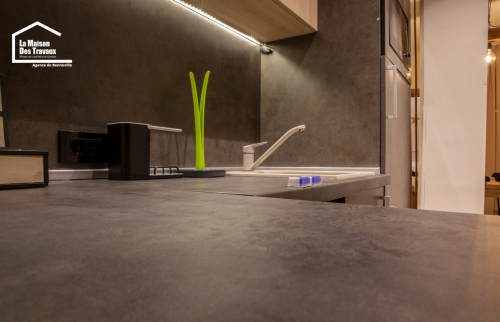 Plan de travail ajustable cuisine fonce en marbre