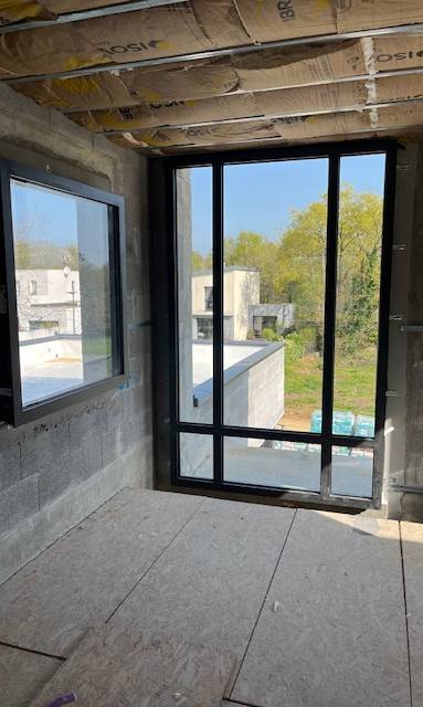 Châssis fixe en aluminium noir sablé dans futur hall de maison en construction - Nantes 44
