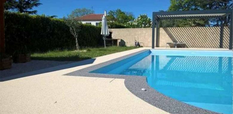 Plage de piscine en résine
