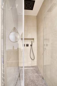 Combiner douche et baignoire dans une salle de bain du 16e arrondissement