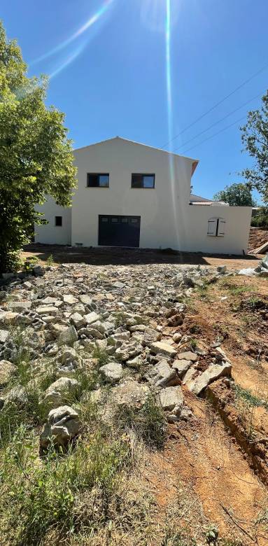 maison sur Saint-Julien le Montagnier La Maison Des Travaux de Manosque pour tout le gros œuvre d’une extension de maison.
