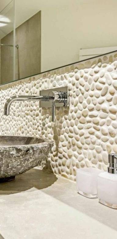 Crédence de salle de bains en galets