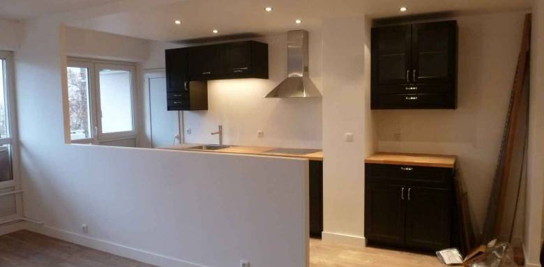 Cuisine semi ouverte avec passe plat dans un petit appartement - Bouc-Bel-Air (13)