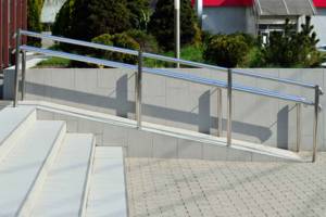 Chemin extérieur pour personne à mobilité réduite en béton désactivé (Lyon Ouest)