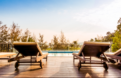terrasse au bord de la piscine