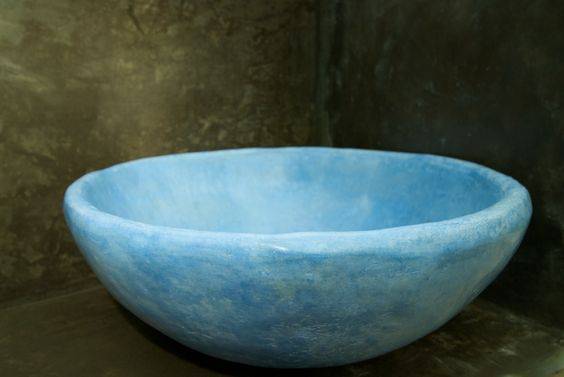 une vasque de salle debain recouverte de tadelakt