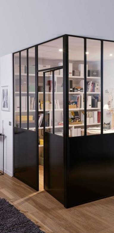 Espace bureau fermé dans le salon