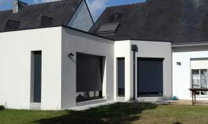 Extension de maison à toit plat béton