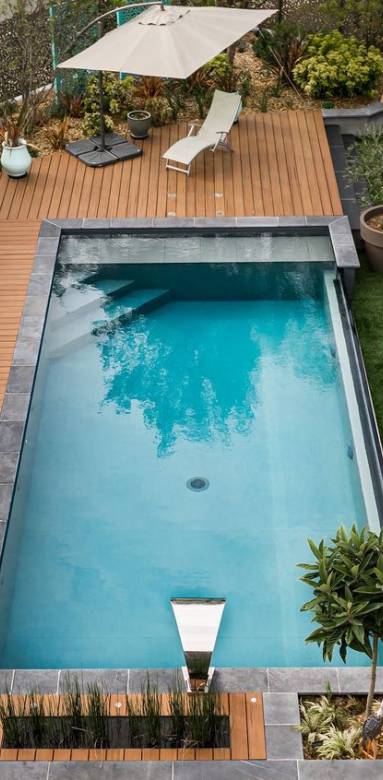 Aménagement contours de piscine avec bains de soleil et parasol - Bouc-Bel-Air 13