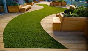 gazon synthétique près d'une terrasse bois