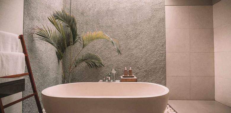 Une salle de bain avec un mur en pierre