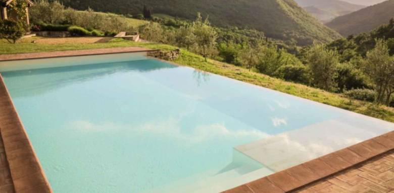 Bel exemple de piscine à débordement 