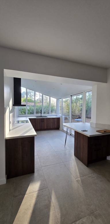 Une magnifique cuisine ouverte sur le jardin pour plus de lumière - Yvelines