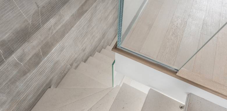 escalier pierre et verre