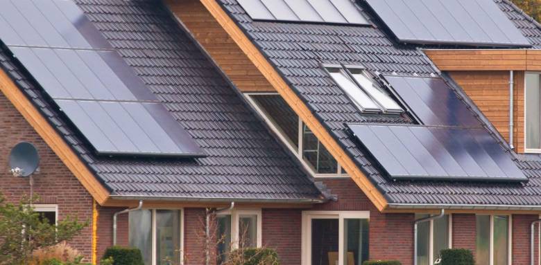 Panneaux solaires sur toiture maison individuelle