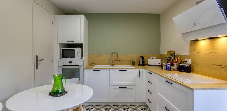 Le mur couleur olive apporte de la sérénité à cette cuisine