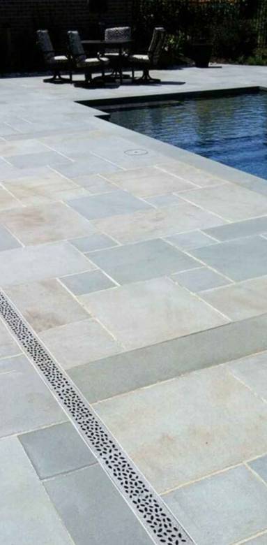 Plage de piscine aux teintes beiges nuancés