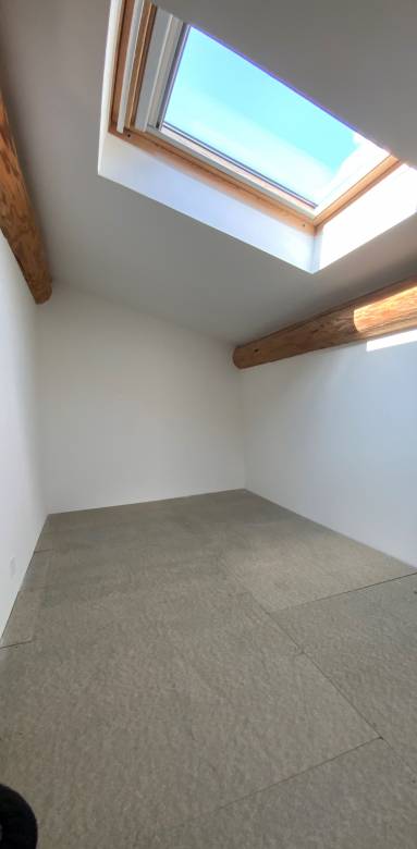 Fenêtre de toit installée dans les combles habitables - Lille 59