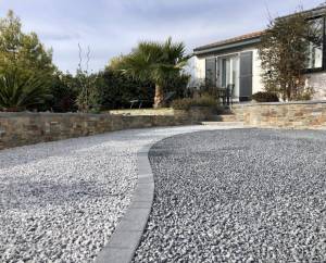 Allée de jardin gravier deux tons borduré pavée