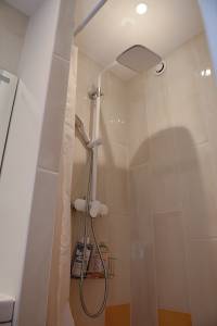 douche dans un studio de 15 à 16 m² à Paris