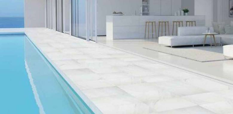 Plage de piscine aux teintes beige