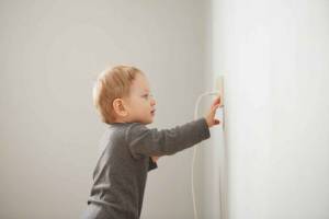 Enfant danger électrique