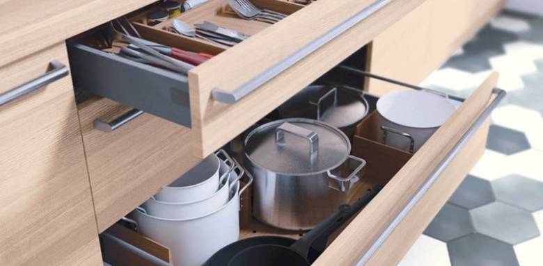 Rangement cuisine sous plaque cuisson